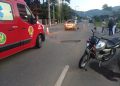 Motociclista bate na traseira de carro em Schroeder e fica ferido