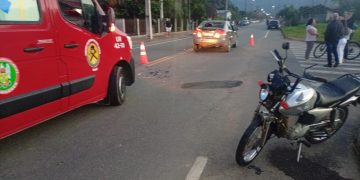 Motociclista bate na traseira de carro em Schroeder e fica ferido