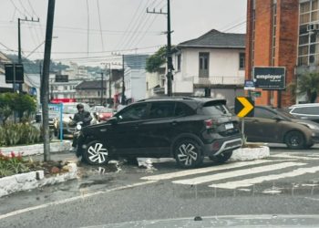 Carro bate contra canteiro no Centro de Jaraguá do Sul e motorista diz que não conhece a cidade