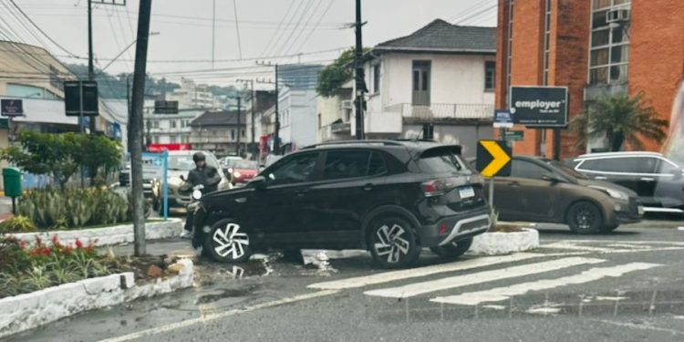 Carro bate contra canteiro no Centro de Jaraguá do Sul e motorista diz que não conhece a cidade