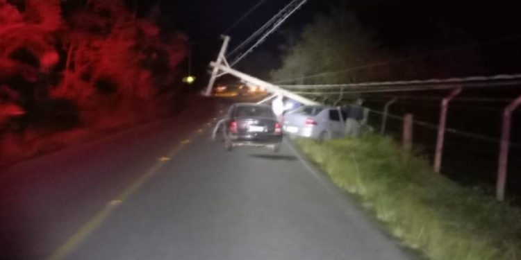 Motorista causa acidente, bate em poste e é preso por embriaguez em Jaraguá do Sul