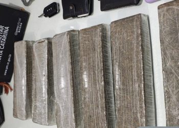 “Quatro quilos de maconha”: Homem e duas mulheres são presos por tráfico em Schroeder