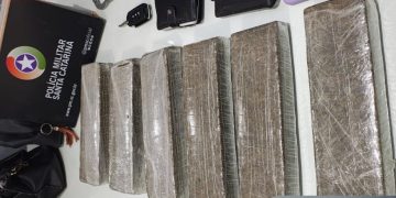 “Quatro quilos de maconha”: Homem e duas mulheres são presos por tráfico em Schroeder