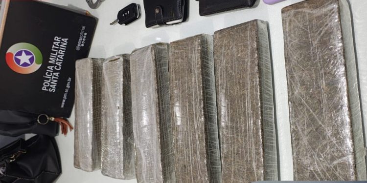 “Quatro quilos de maconha”: Homem e duas mulheres são presos por tráfico em Schroeder