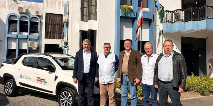 Deputado Lunelli entrega veículo e amplia repasses para Guaramirim