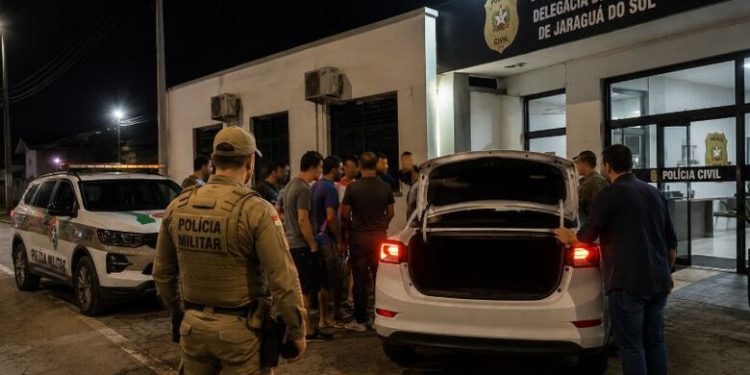 Trabalhador é levado à Delegacia no porta-malas após briga num alojamento em Jaraguá do Sul