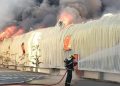 Corpo de Bombeiros encerra combate a incêndio em indústria têxtil de Itajaí