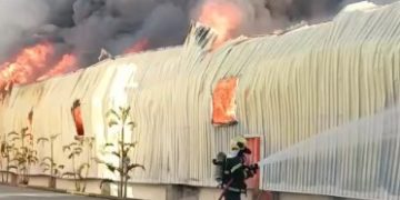 Corpo de Bombeiros encerra combate a incêndio em indústria têxtil de Itajaí