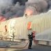 Corpo de Bombeiros encerra combate a incêndio em indústria têxtil de Itajaí