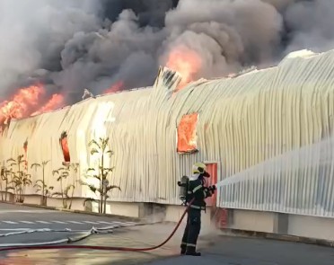 Corpo de Bombeiros encerra combate a incêndio em indústria têxtil de Itajaí