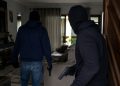 Assaltantes mantêm idosos e criança amarrados durante roubo em Guaramirim