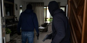 Assaltantes mantêm idosos e criança amarrados durante roubo em Guaramirim