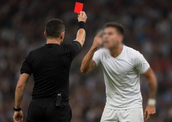 “Vou te quebrar”: Árbitro de futebol xingado por expulsão de atleta em jogo de várzea em Jaraguá será indenizado