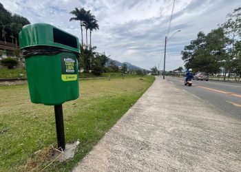 Prefeitura de Jaraguá do Sul repõe lixeiras danificadas por vândalos