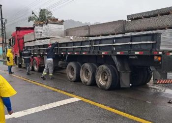 Prefeitura de Jaraguá do Sul inicia entrega de telhas às famílias atingidas pela chuva de granizo