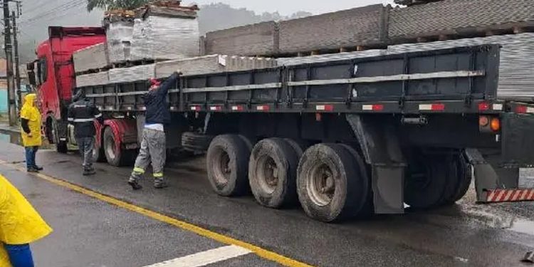 Prefeitura de Jaraguá do Sul inicia entrega de telhas às famílias atingidas pela chuva de granizo