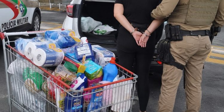 Mulher é presa em flagrante após furtar R$ 3.200 em produtos de supermercado em Jaraguá do Sul