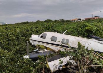 [Vídeo] Duas pessoas ficam feridas após queda de avião em Navegantes