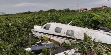 [Vídeo] Duas pessoas ficam feridas após queda de avião em Navegantes