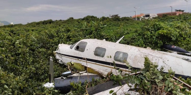 [Vídeo] Duas pessoas ficam feridas após queda de avião em Navegantes