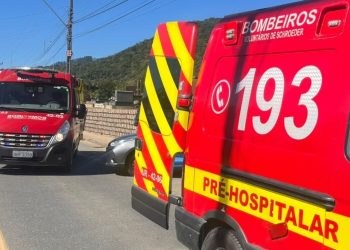 Três crianças ficam feridas após batida entre carro e bicicleta elétrica em Schroeder