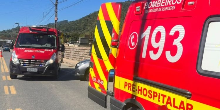 Três crianças ficam feridas após batida entre carro e bicicleta elétrica em Schroeder