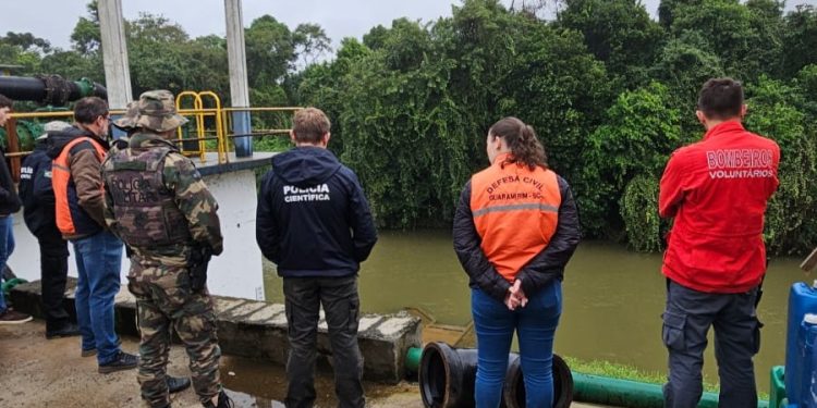 Novas amostras são coletadas durante investigação de possível poluição no Rio Itapocuzinho, em Guaramirim