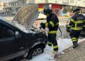 Princípio de incêndio atinge carro no Centro de Jaraguá do Sul