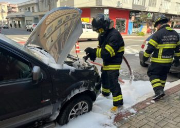 Princípio de incêndio atinge carro no Centro de Jaraguá do Sul