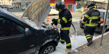 Princípio de incêndio atinge carro no Centro de Jaraguá do Sul