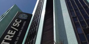 TRE-SC suspende divulgação de pesquisa eleitoral para governador e senador em Santa Catarina