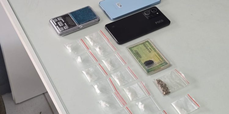 Polícia Militar prende traficante e apreende 15 porções de cocaína em Guaramirim