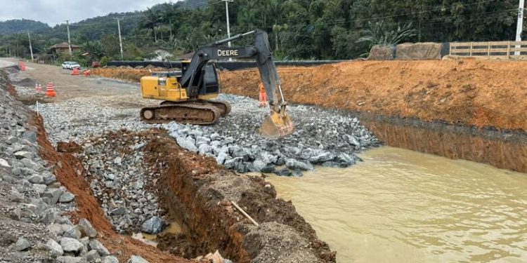 Obras na rede de água seguem até segunda-feira na região do viaduto da Figueirinha, em Guaramirim