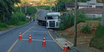 Carreta que bateu contra poste no Chico de Paulo será retirada hoje (19)