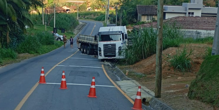 Carreta que bateu contra poste no Chico de Paulo será retirada hoje (19)