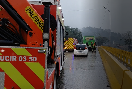 [Vídeo] Carro bate na traseira de ônibus no Centro de Jaraguá do Sul