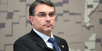 Flávio Bolsonaro aparece filiado no Missão e não consegue registrar candidatura à Presidência