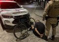 Suspeito de furtos bate bicicleta contra viatura da Polícia Militar em Jaraguá do Sul