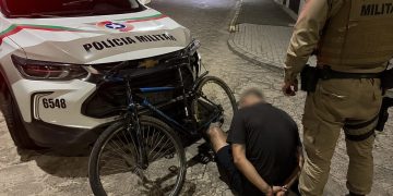 Suspeito de furtos bate bicicleta contra viatura da Polícia Militar em Jaraguá do Sul
