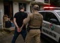 Homem pede apoio para retirar coisas de casa após separação, desobedece policiais e é preso em Jaraguá do Sul