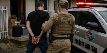 Homem pede apoio para retirar coisas de casa após separação, desobedece policiais e é preso em Jaraguá do Sul