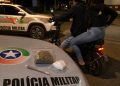 “Tentou esconder, mas não deu”: Casal é abordado com drogas no Centro de Guaramirim