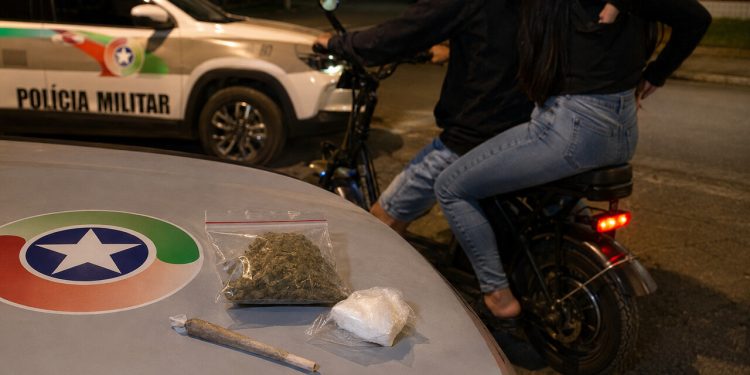 “Tentou esconder, mas não deu”: Casal é abordado com drogas no Centro de Guaramirim