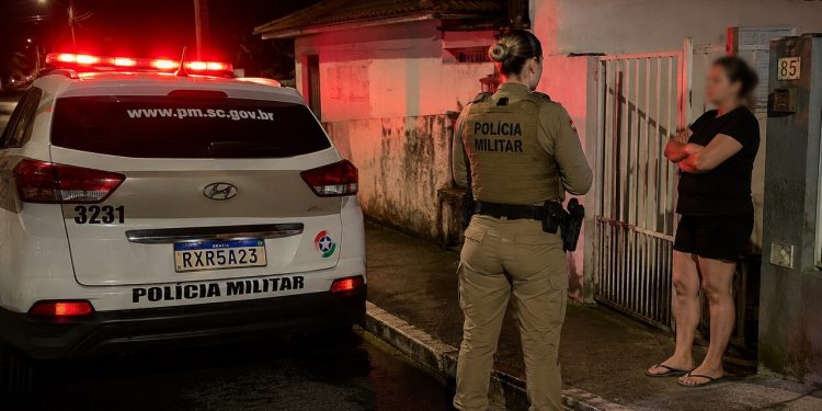 Mulher aciona botão do pânico para assustar marido e é autuada em Jaraguá do Sul
