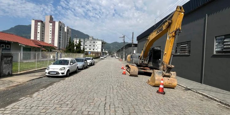 Iniciam obras para a pavimentação asfáltica de ruas nos bairros Vila Baependi e Vila Lalau