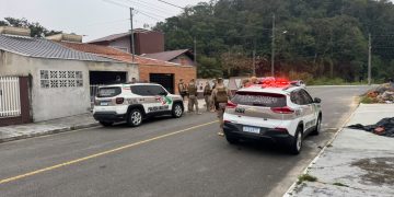 Adolescente liga para a PM e informa que esfaqueou a própria mãe em Jaraguá do Sul