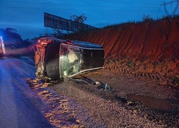 [Fotos] Carro capota na BR-280, em Guaramirim