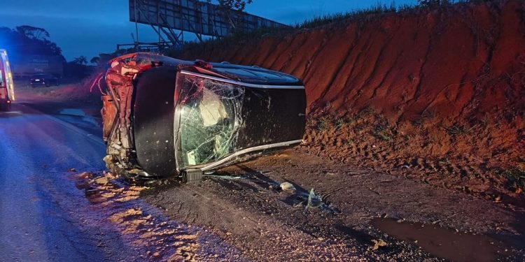 [Fotos] Carro capota na BR-280, em Guaramirim