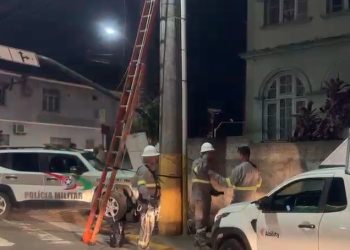 Policiais ficam feridos após viatura colidir no semáforo em Jaraguá do Sul