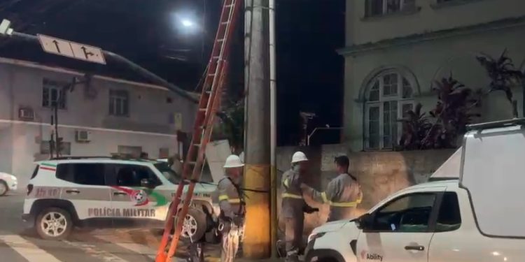 Policiais ficam feridos após viatura colidir no semáforo em Jaraguá do Sul